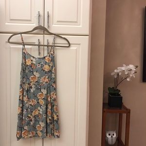 FOREVER 21 MINI DRESS FLORAL GREEN CROSSBACK